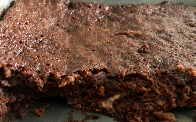 Bolo de chocolate, banana e mel