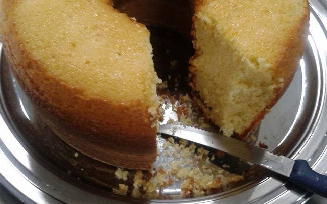 Bolo de fubá de liquidificador com goiabada