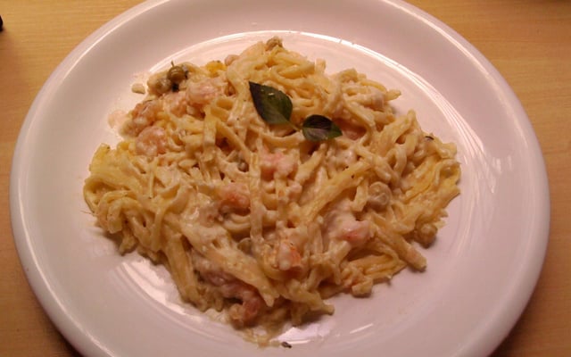Macarrão ao molho branco com camarão