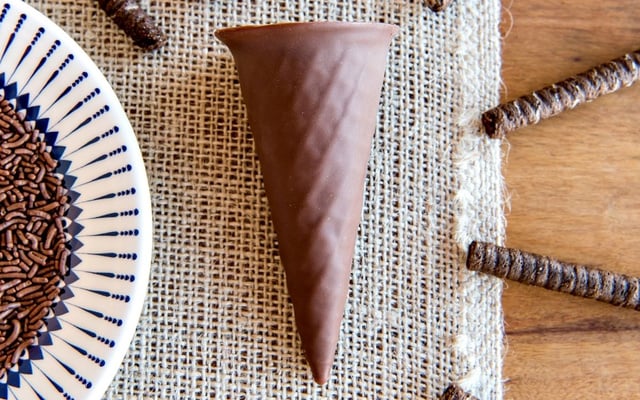 Cone trufado com casquinha crocante de chocolate derretido
