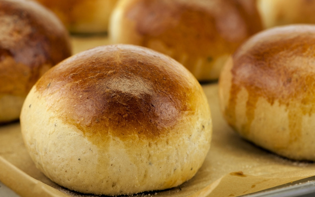 Pão de cebola sem glúten e sem lactose na assadeira
