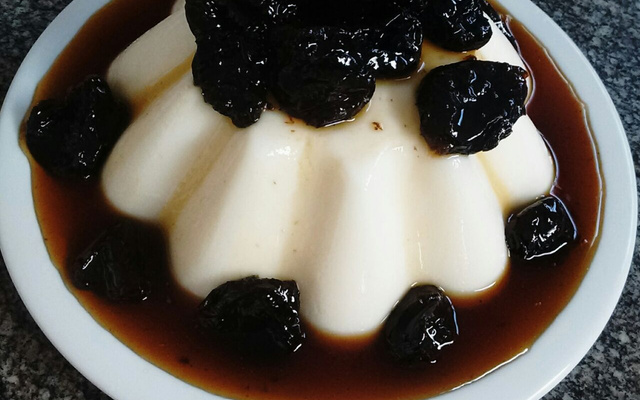 Manjar branco com calda de ameixas pretas