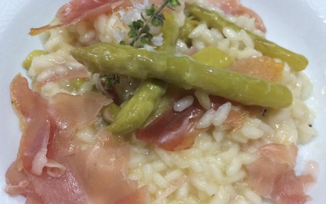 Risoto de aspargo fresco com presunto de parma