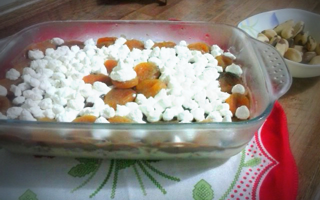 Pavê festivo de panetone de chocolate e damascos