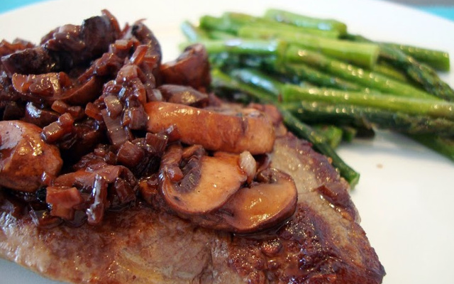 Medalhão com cogumelos Portobello e vinho