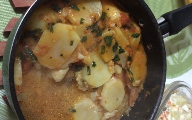 Filé de polaka com batata ao molho