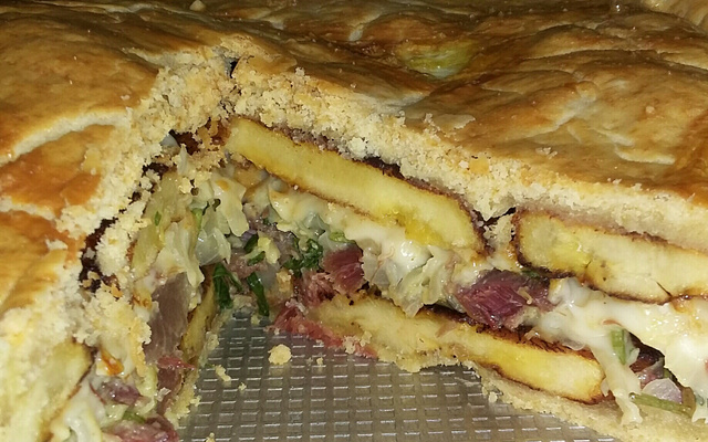 Torta de carne seca com banana da terra