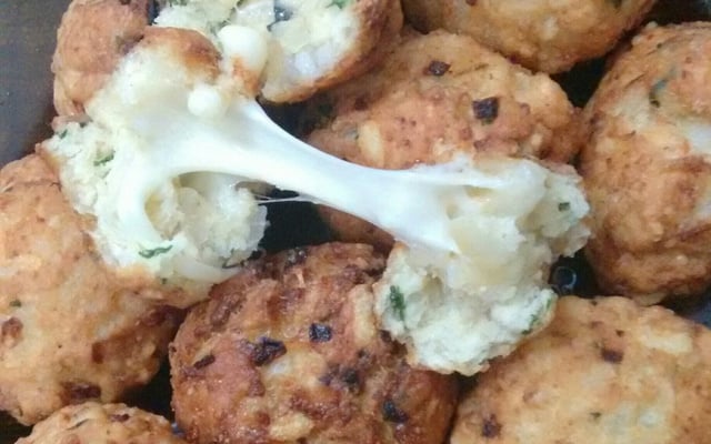 Bolinho de arroz recheado com queijo