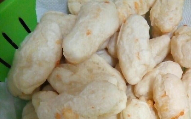 Biscoito de polvilho frito com queijo (não estoura ao fritar)