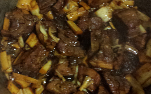 Costelinha de porco com palmito pupunha em natura