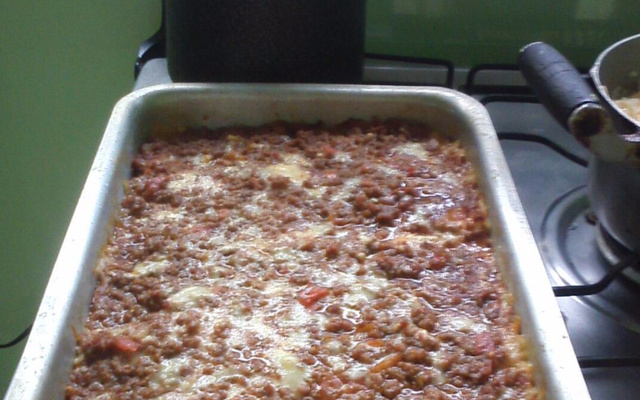 Lasanha com molho branco e bolonhesa