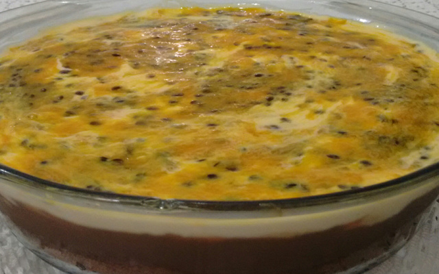 Bolo de chocolate, brigadeiro e mousse maracujá