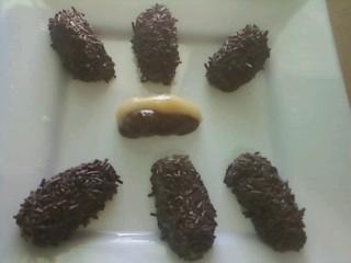 Brigadeiro preto com brigadeiro de maracujá