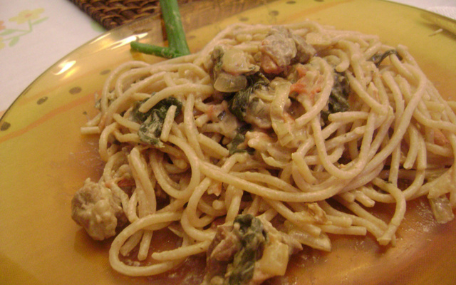 Macarrão integral com molho de carne com espinafre