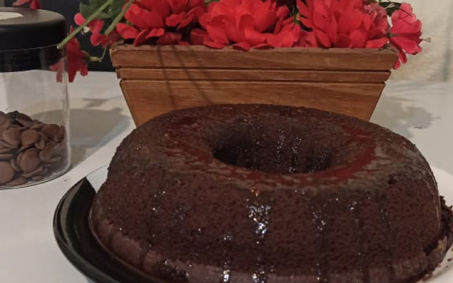 Bolo de chocolate fofinho e molhadinho