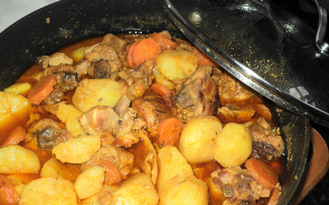 Frango de panela com batatas à moda Rosimeire maravilhoso