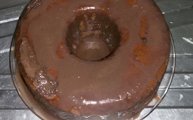 Bolo de chocolate de microondas com calda de falso brigadeiro