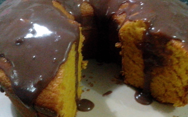 Bolo de cenoura com cobertura de brigadeiro