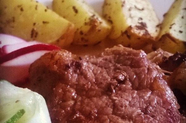 Steak com batatas rústicas