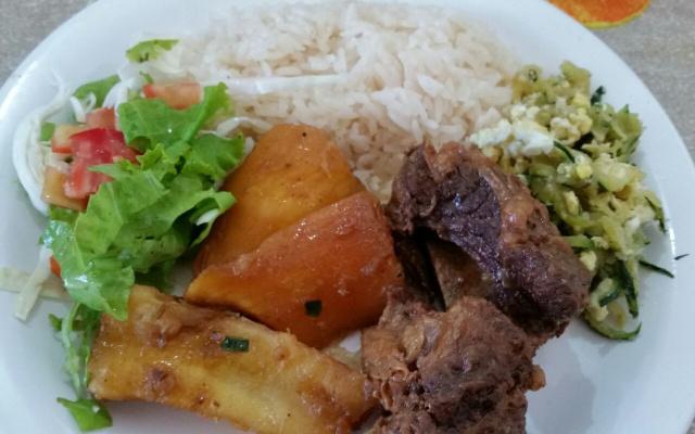 Costela com mandioca na cerveja