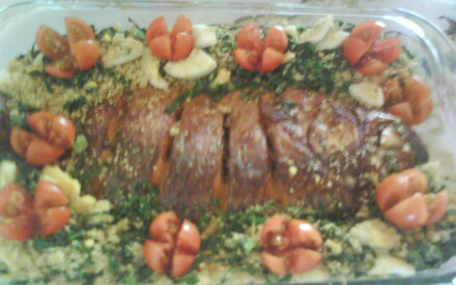 Tilápia assada com farofa de couve e ovo