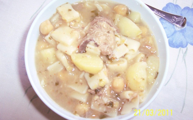 Sopa de grão-de-bico e costelinha