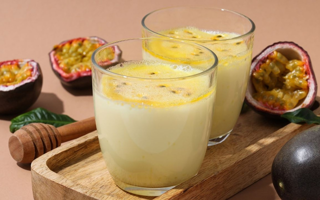 Mousse de leite ninho com maracujá e sementes no copo