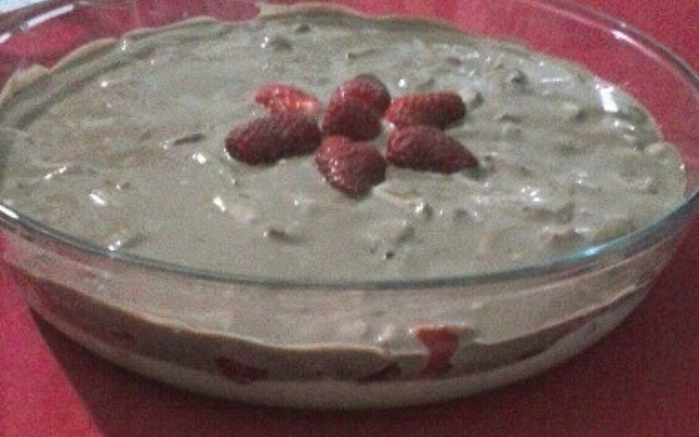 Bombom de morango na travessa