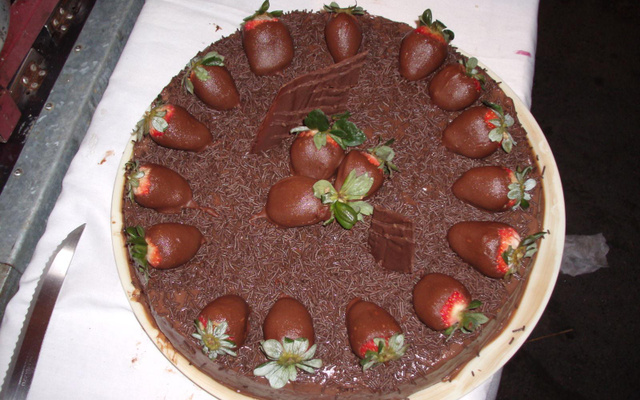 Torta mousse de chocolate branco com creme de chocolate preto