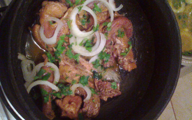 Galinha garnizé caipira na cebola