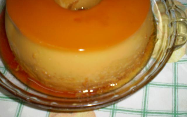 Pudim de doce de leite com coco queimado