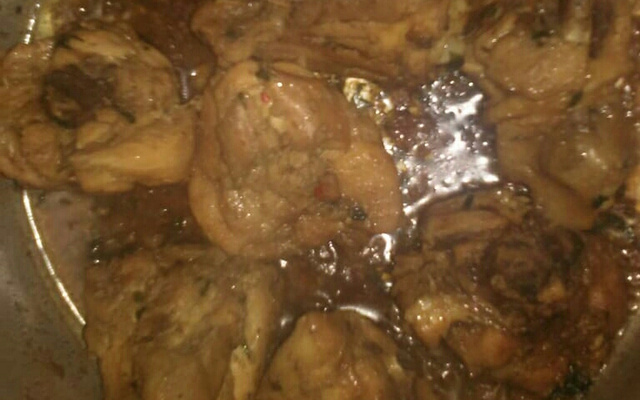 Sobre coxa na cebola queimada