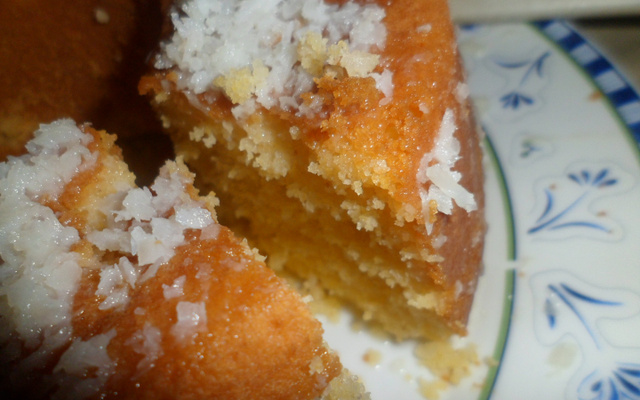 Bolo cremoso de milho e parmesão