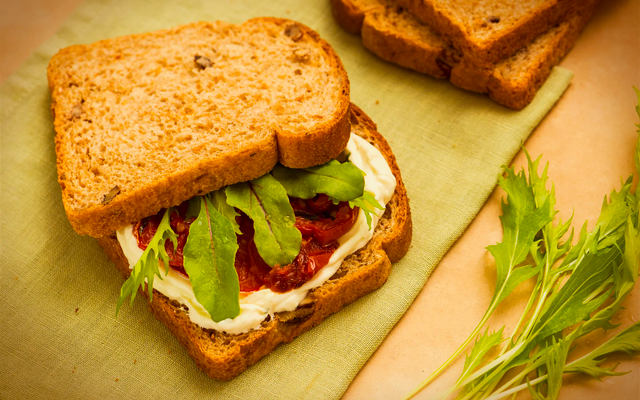 Sanduíche integral com tomates assados