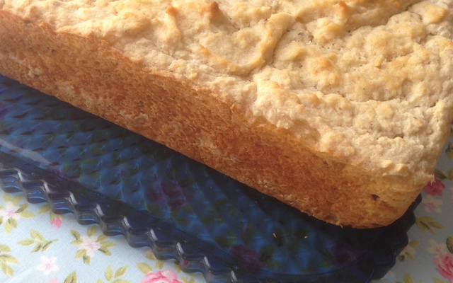 Bolo úmido vegano de massa de mandioca e cajuína