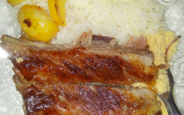 Costela de porco com molho barbecue