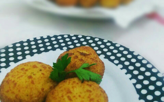 Almôndegas de frango recheadas com queijo