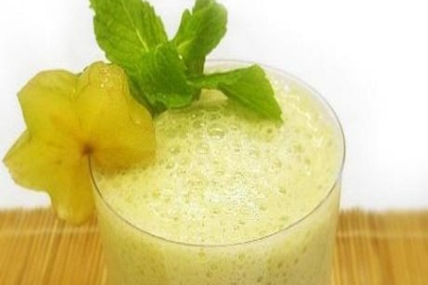 Vitamina de frutas e hortelã com Ades