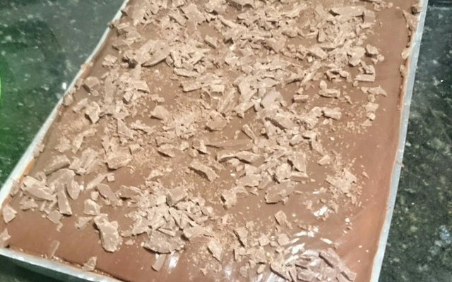 Bolo de cenoura com calda de chocolate que derrete na boca