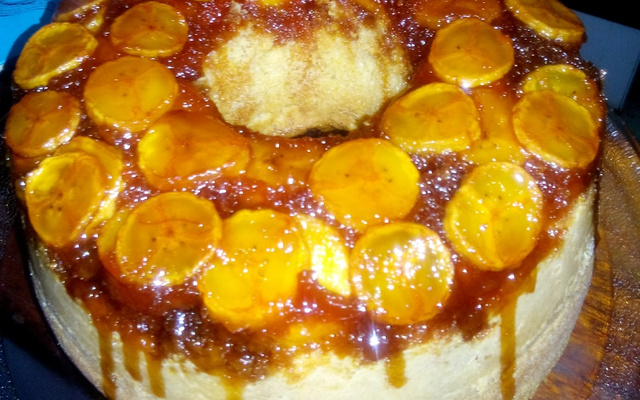 Bolo invertido de banana caramelada de liquidificador