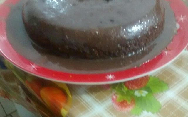 Bolo de cenoura com calda de chocolate