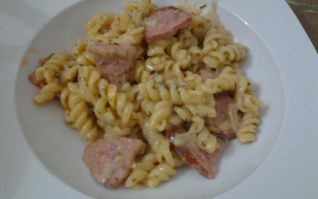 Macarrão com molho branco e calabresa