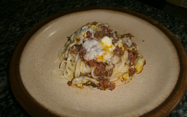Macarrão com carne moída e calabresa