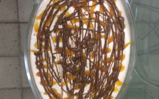 Mousse recheada com bombom