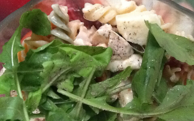 Salada de macarrão com frango