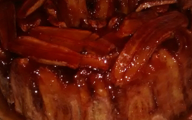 Bolo de banana com calda