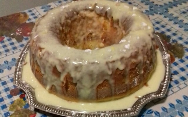 Bolo com recheio de creme de abacaxi com coco ralado