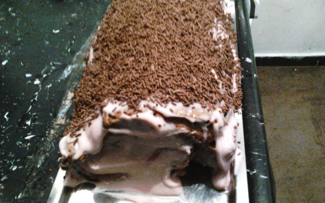 rocambole de chocolate com recheio de morango