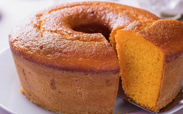 Bolo de cenoura com flocão com fatia sendo cortada