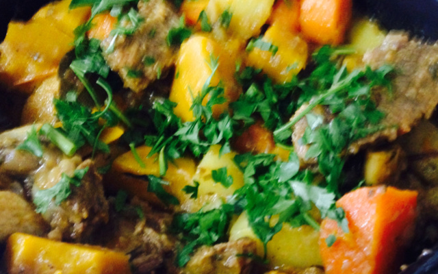 Costelas de boi temperadas com cerveja e legumes cozidos no caldo